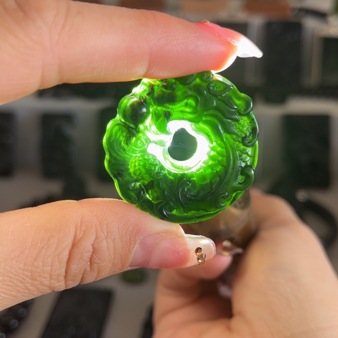 蛇纹石玉颈饰合金