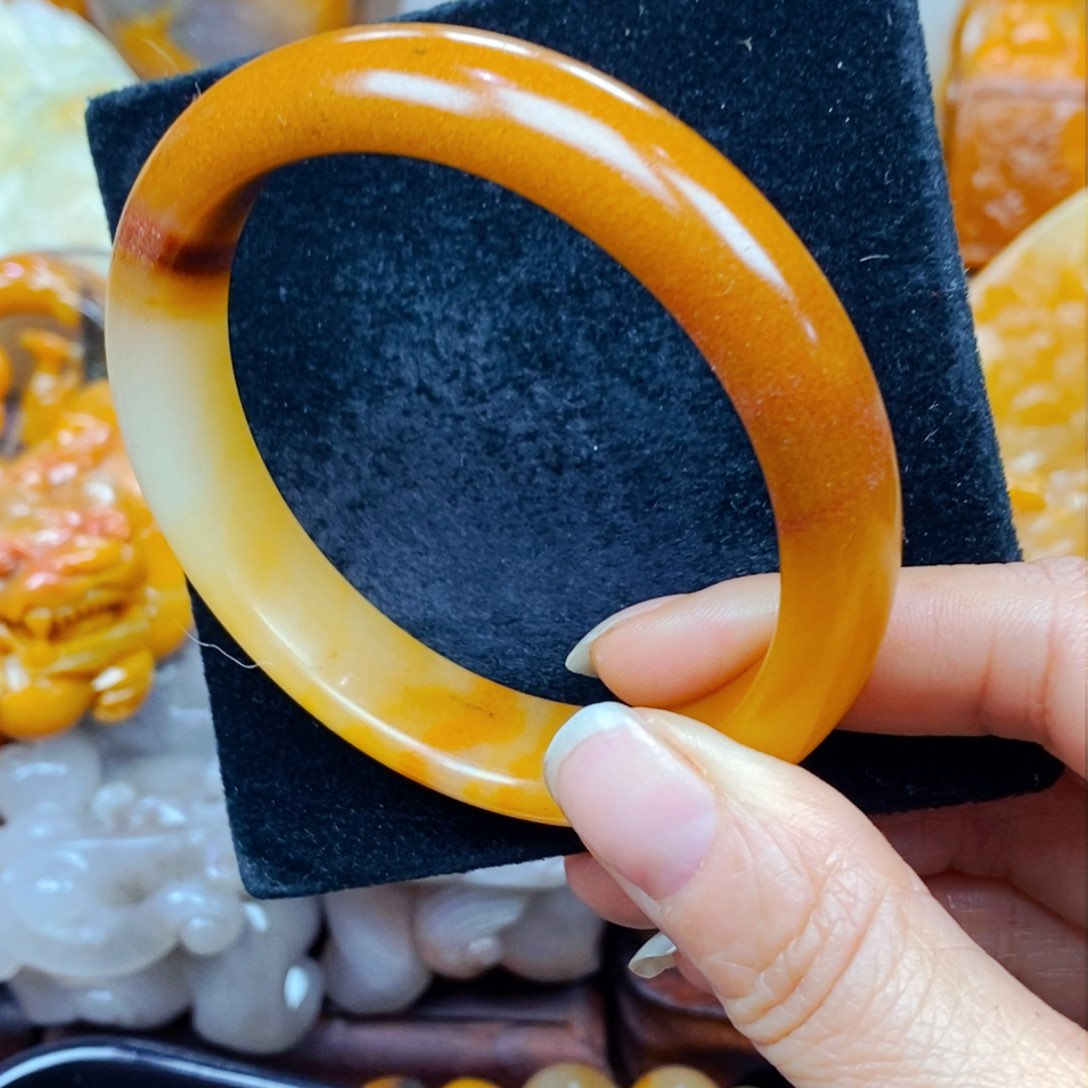 未镶嵌石英质玉（黄龙玉）颈饰