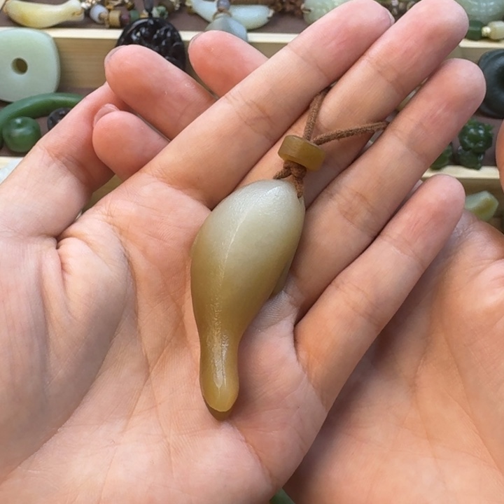 馨***瑶和田玉未镶嵌颈饰