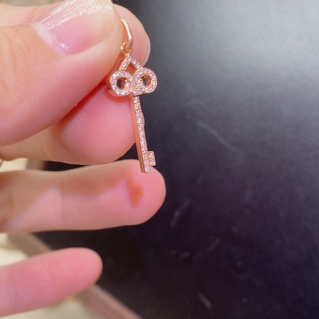 18K金镶嵌钻石吊坠(不含链)迷你小钥匙k玫