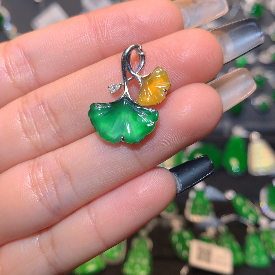 翡翠颈饰18K金镶嵌银杏叶