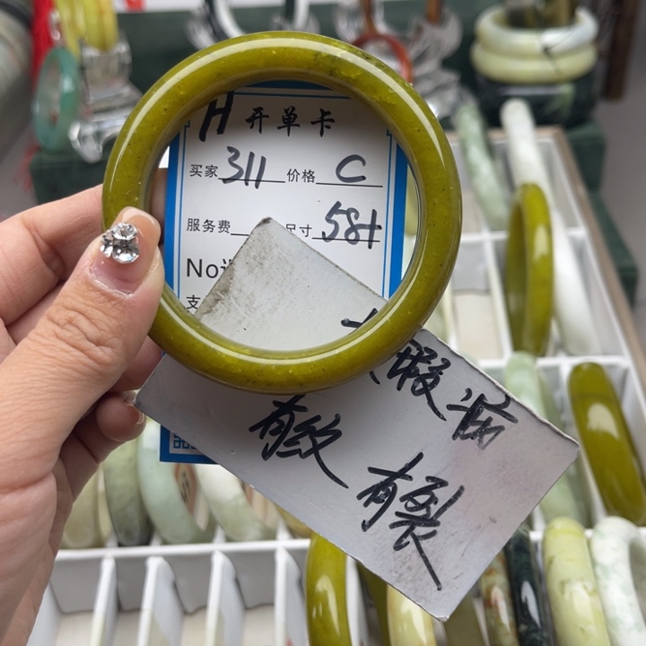 蛇纹石玉未镶嵌手镯