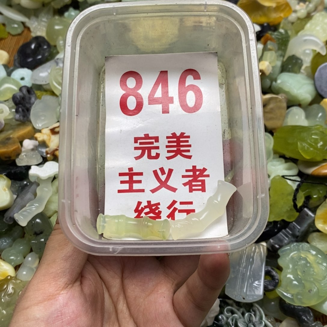 蛇纹石玉挂坠未镶嵌