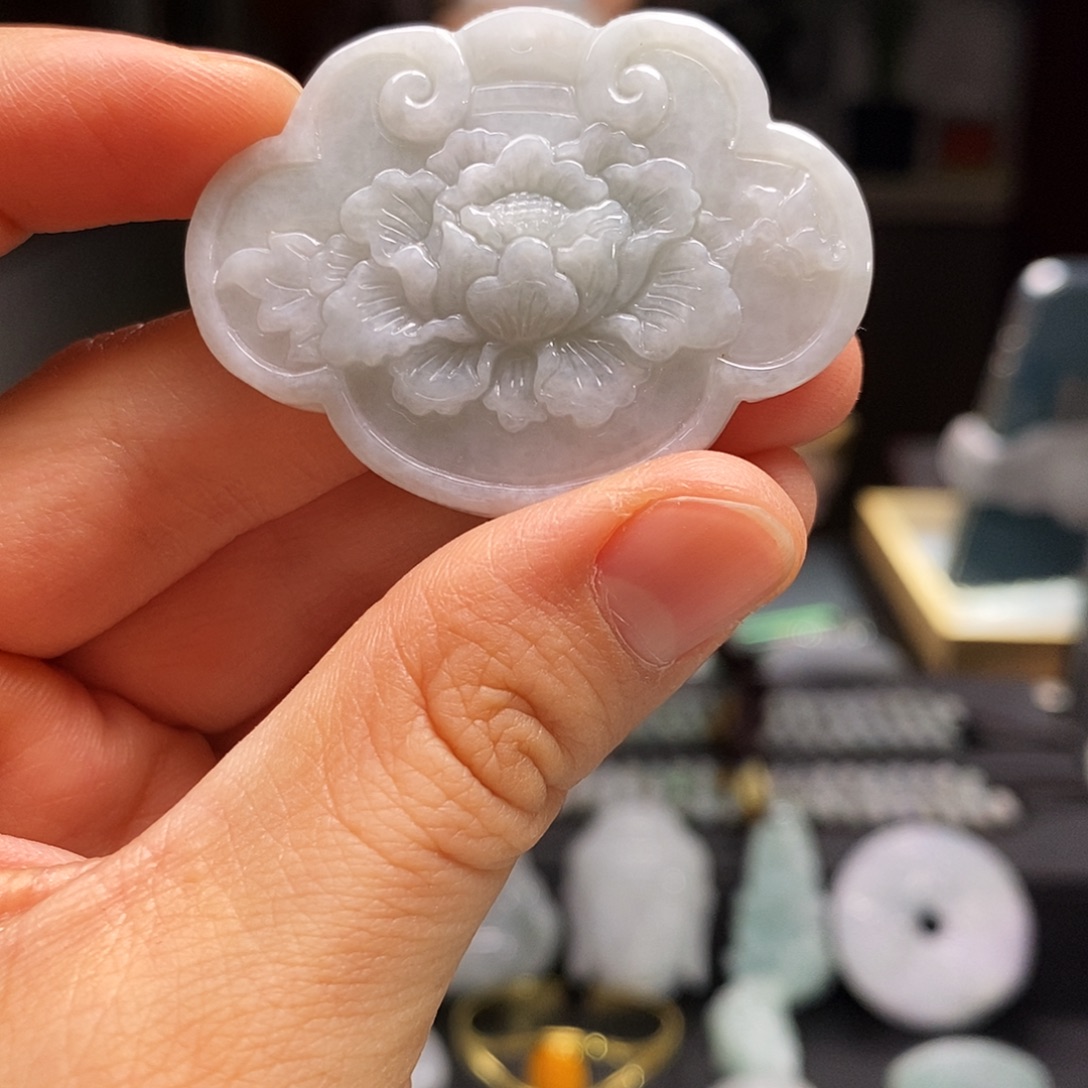 翡翠未镶嵌颈饰牡丹花