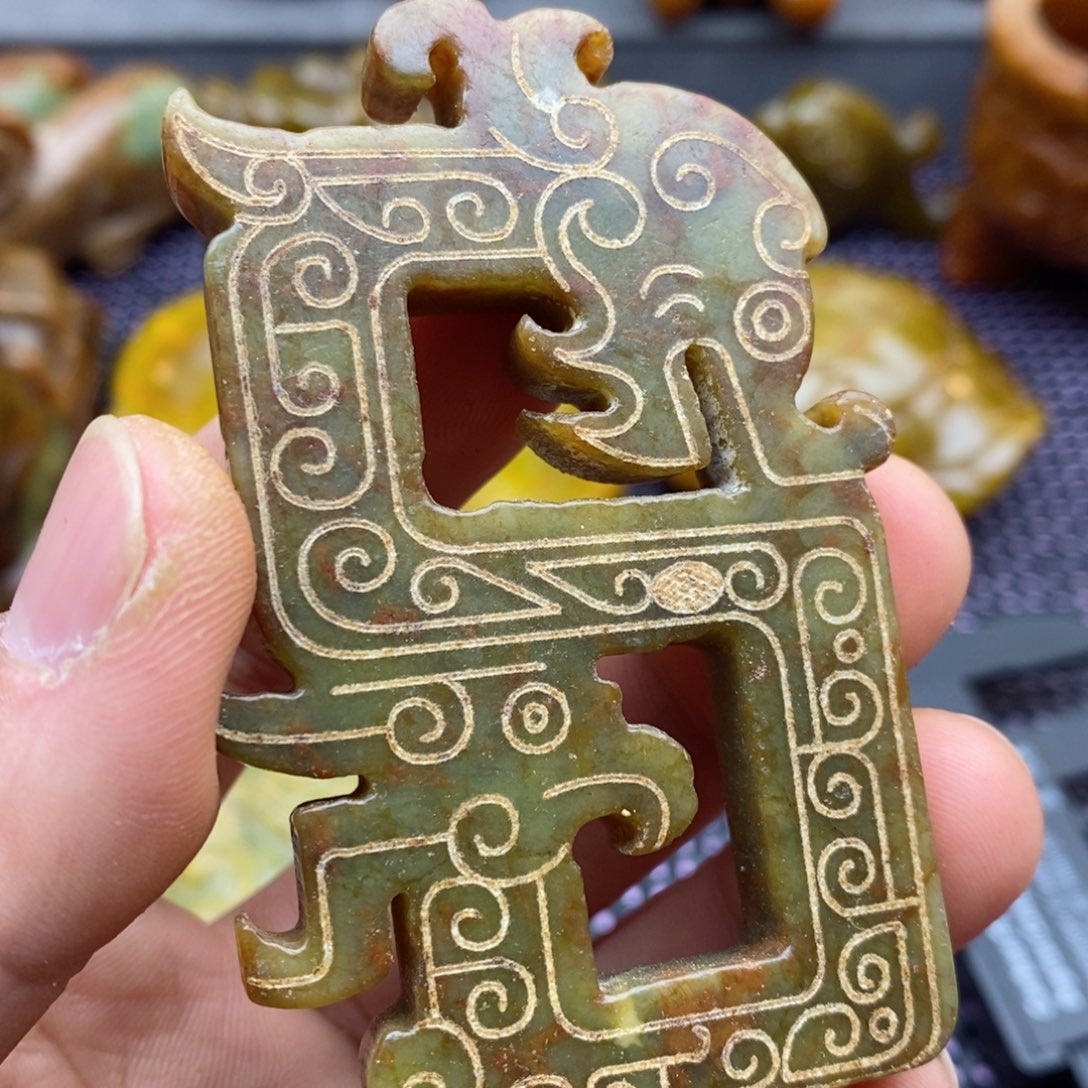 蛇纹石玉颈饰未镶嵌