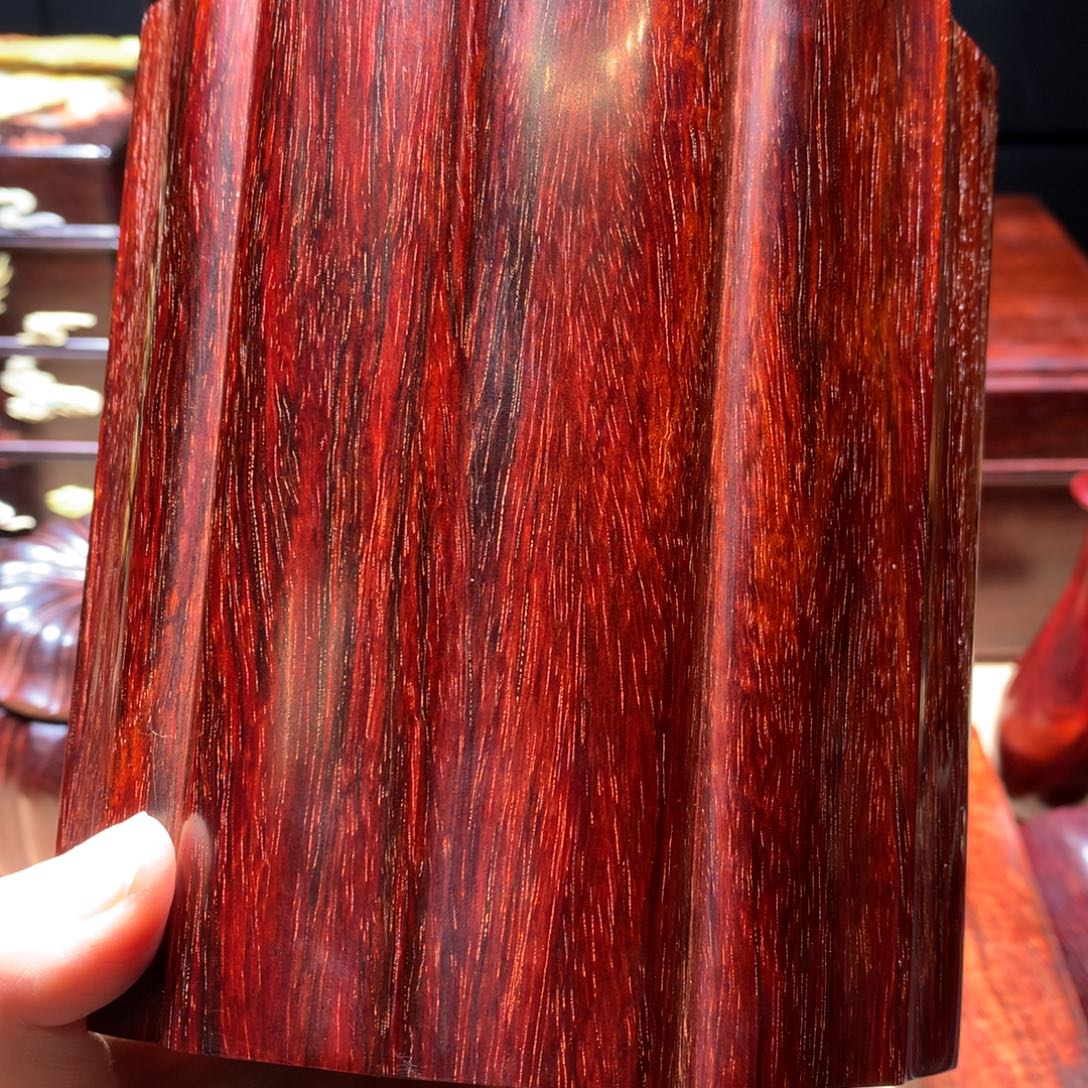 为***见端景台紫檀木类满油爆星笔筒