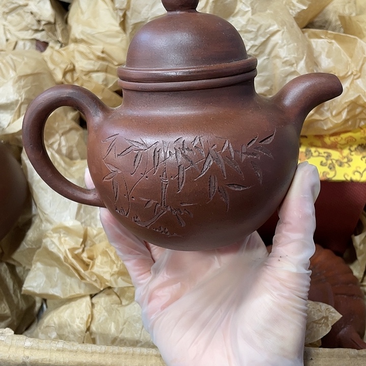 紫砂茶壶原矿泥料，手工制作的一把紫砂壶。