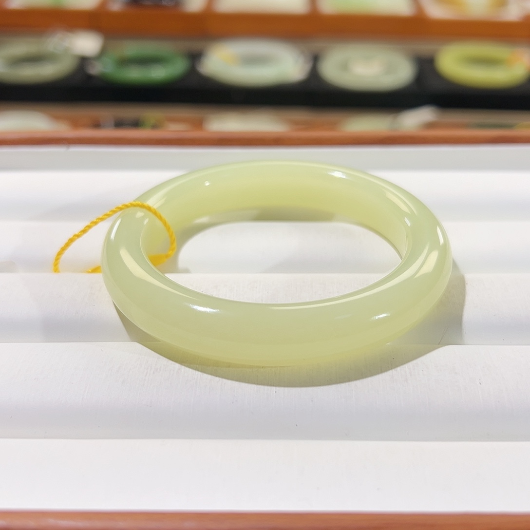 和田玉手镯未镶嵌鹅黄色黄口美镯