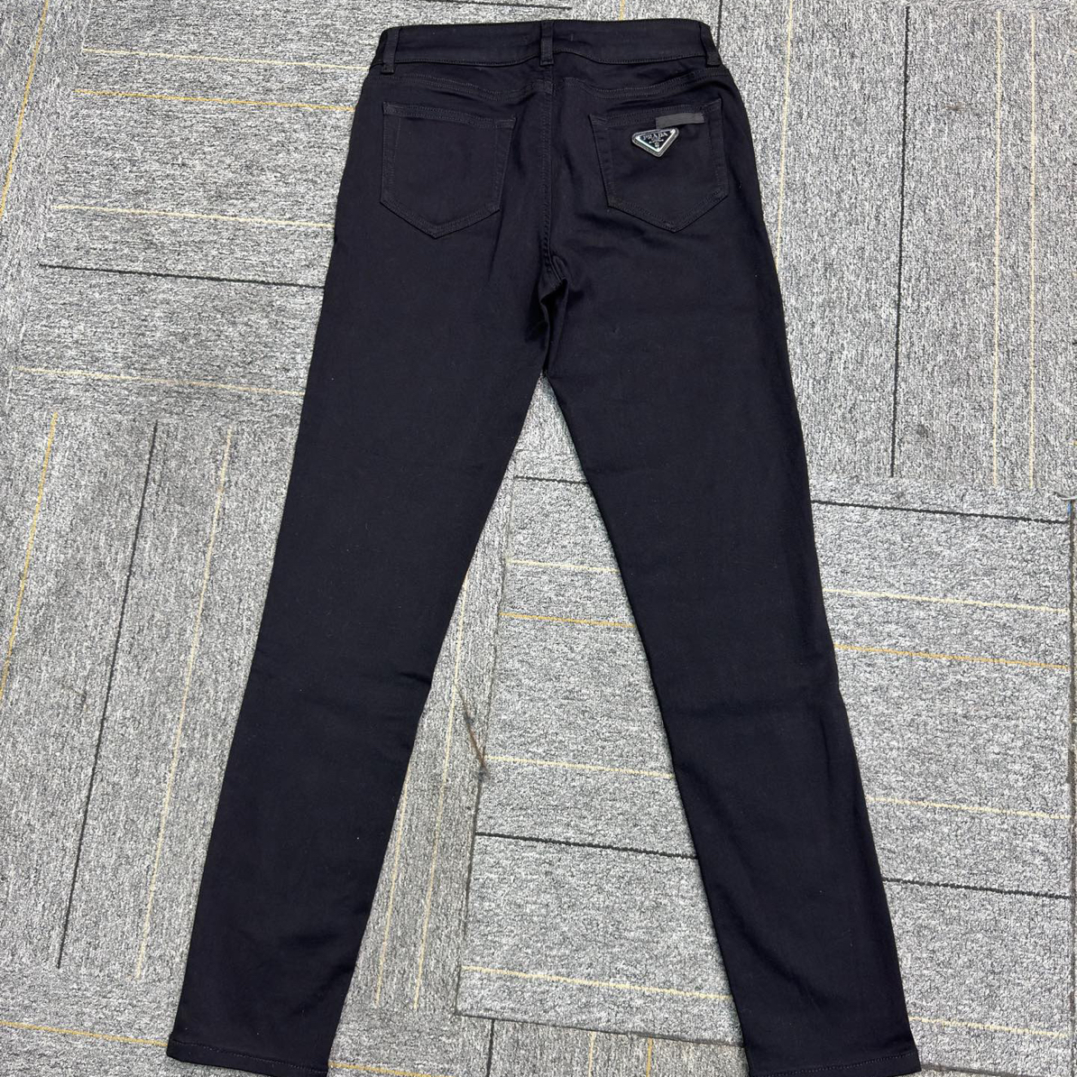 99新 Prada/普拉达 黑色三角标牛仔裤/99新/28/工价15800