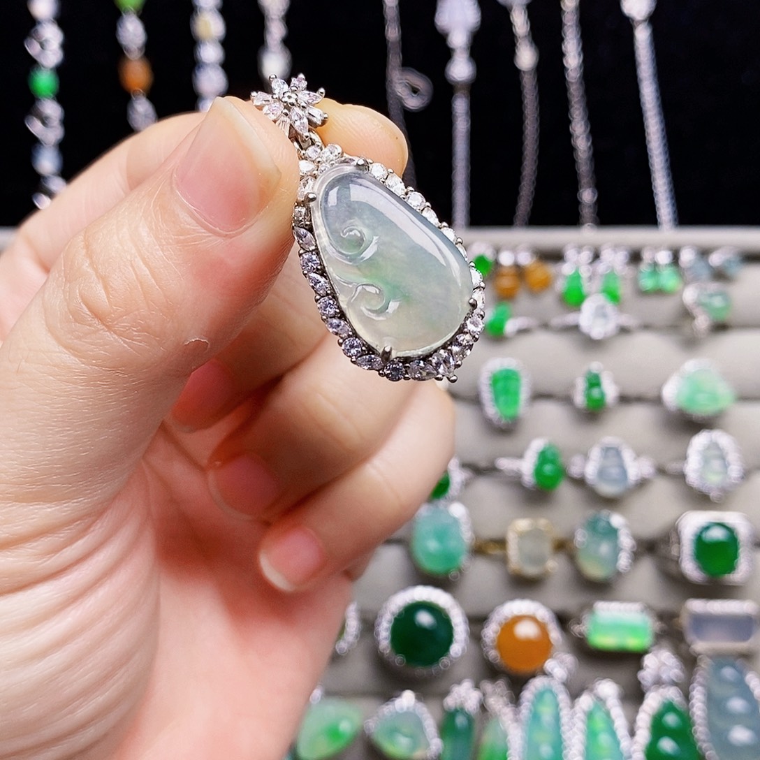 颈饰银S925镶嵌翡翠如意