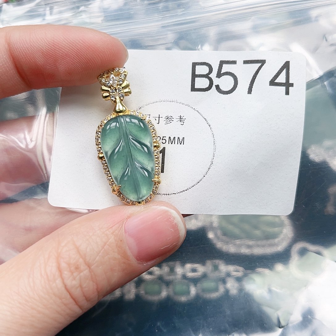 翡翠颈饰未镶嵌翡翠574