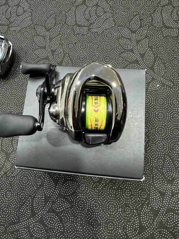 九，二一DC水滴轮，左手7.4速比，侧盖擦花掉漆，极微齿感书盒齐全