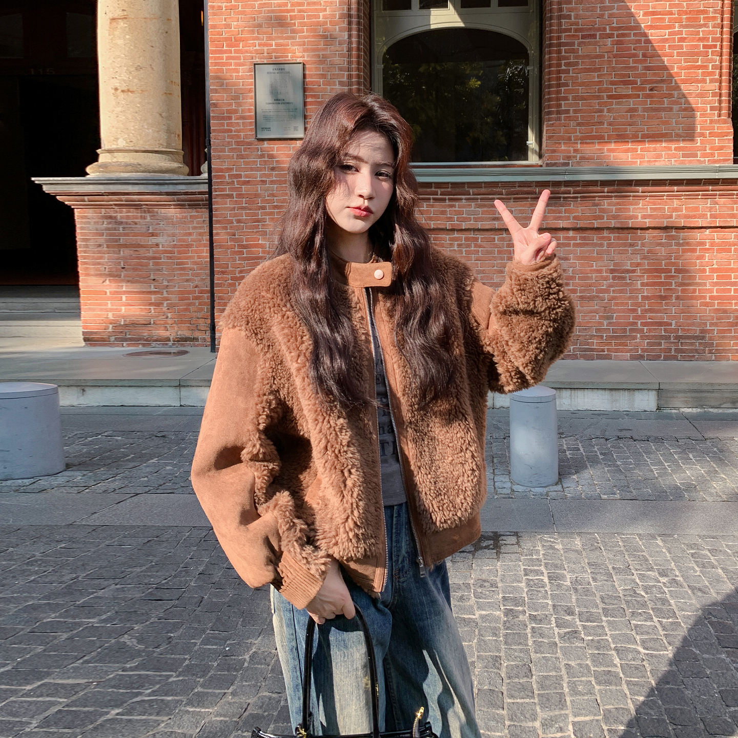 咖色羊羔毛拼接麂皮绒外套女2025冬季新款工装减龄超火小个子上衣
