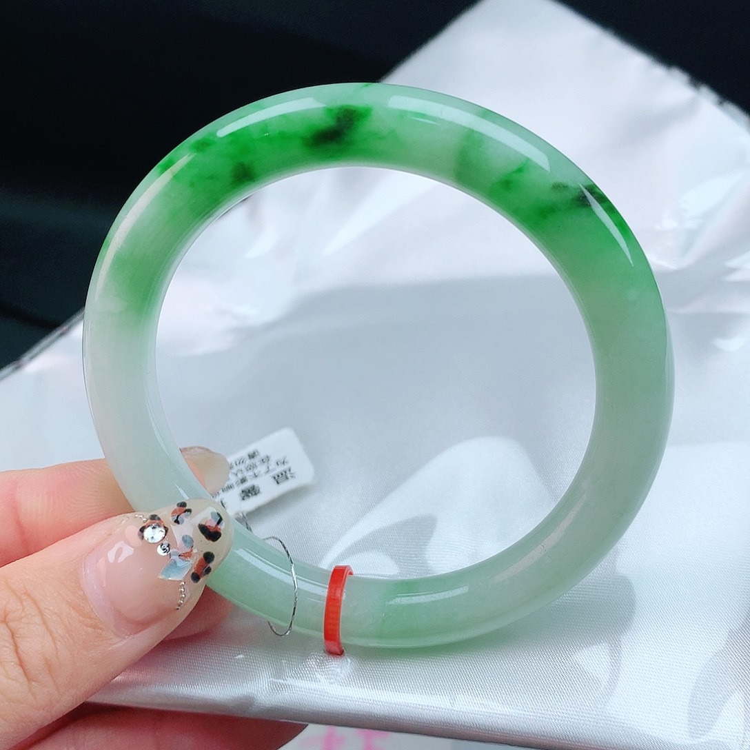 翡翠手镯未镶嵌54圈