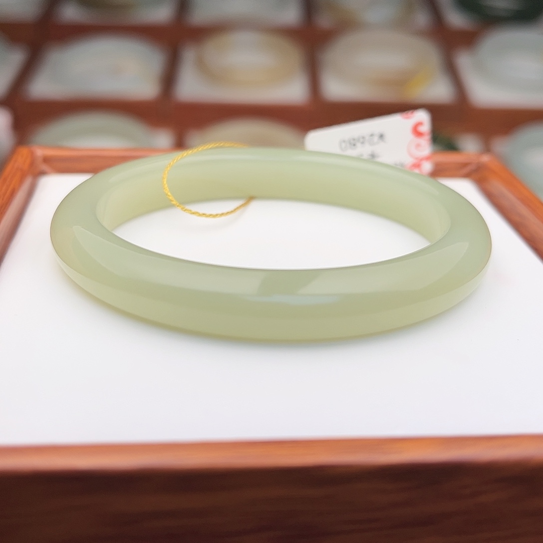 和田玉未镶嵌手镯50