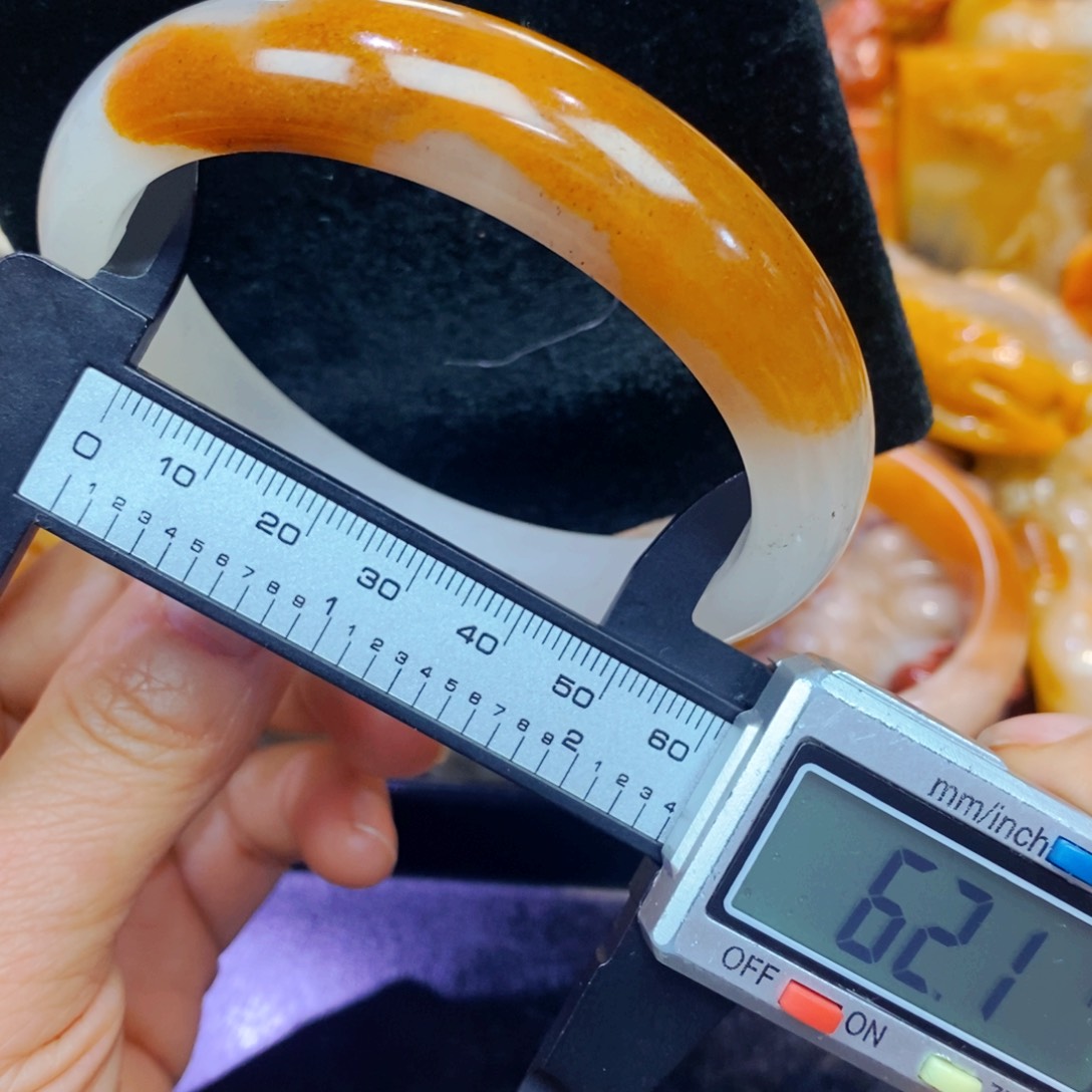 未镶嵌石英质玉（黄龙玉）手链