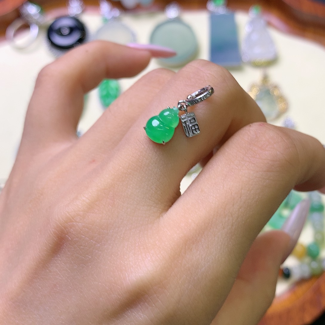 翡翠18K金镶嵌项链葫芦滴流