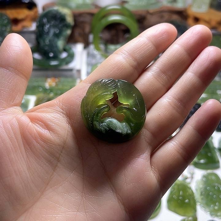 蛇纹石玉颈饰未镶嵌