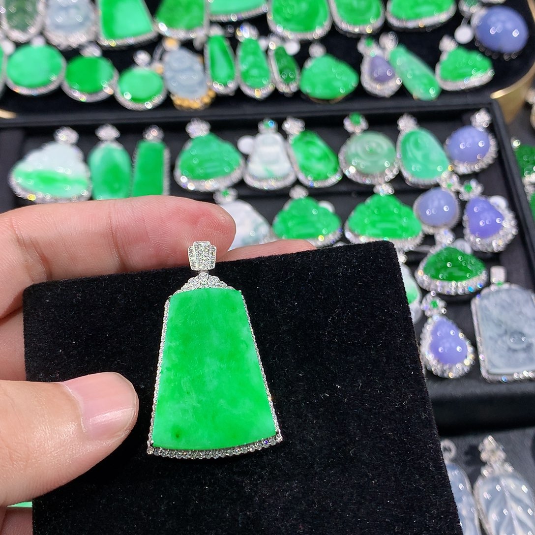 懒***。翡翠18K金镶嵌颈饰