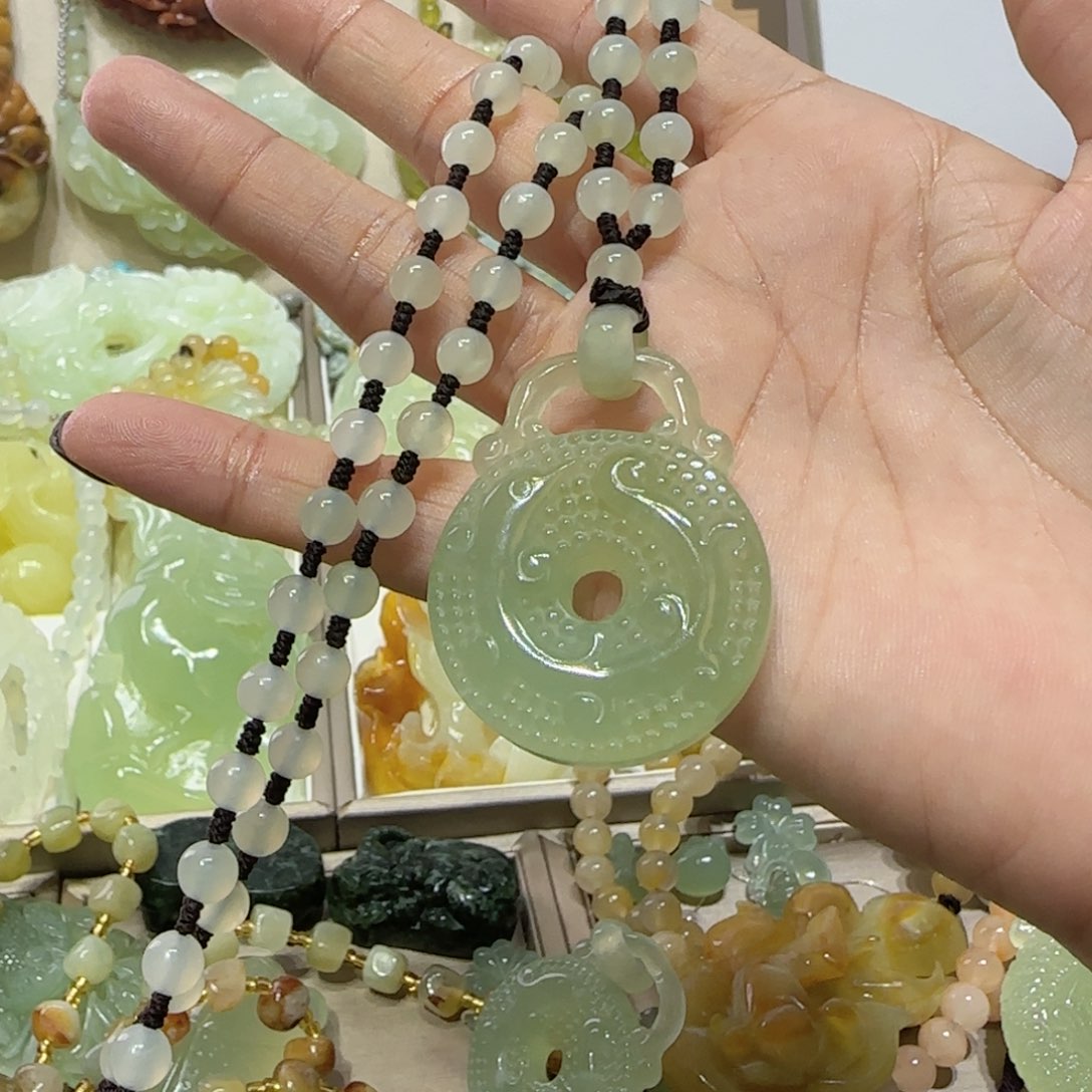 未镶嵌蛇纹石玉吊坠