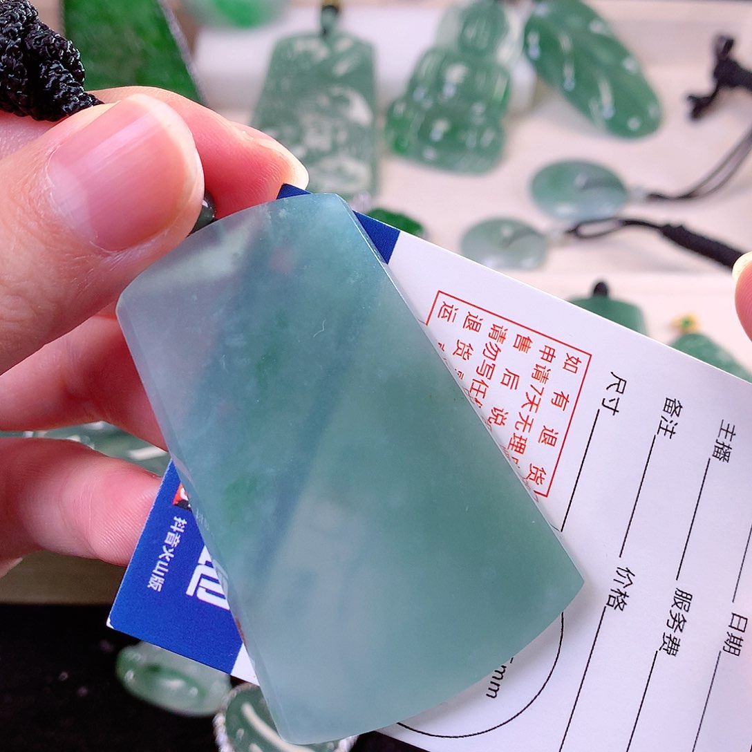 翡翠颈饰未镶嵌翡翠