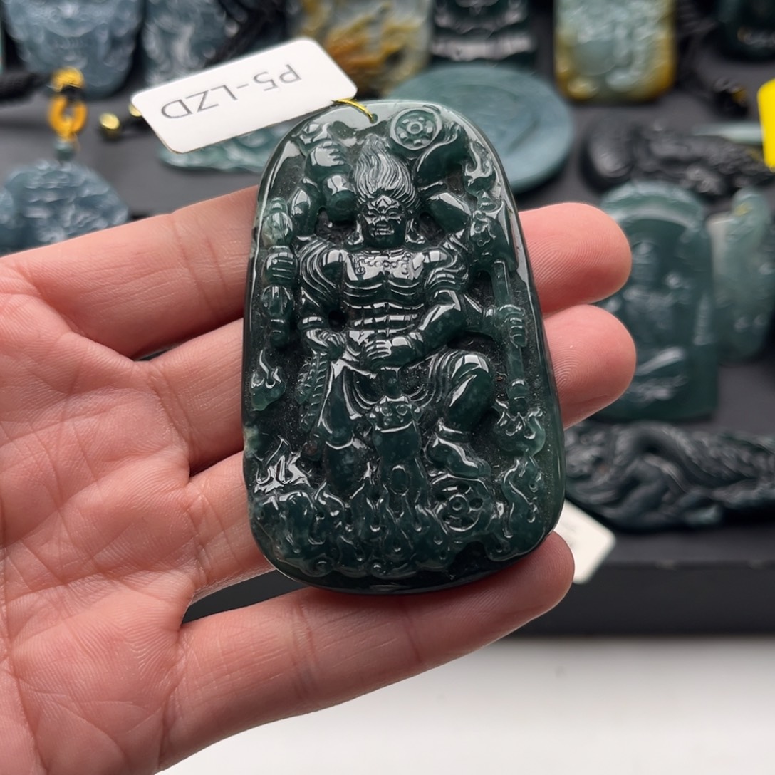 翡翠未镶嵌颈饰不动