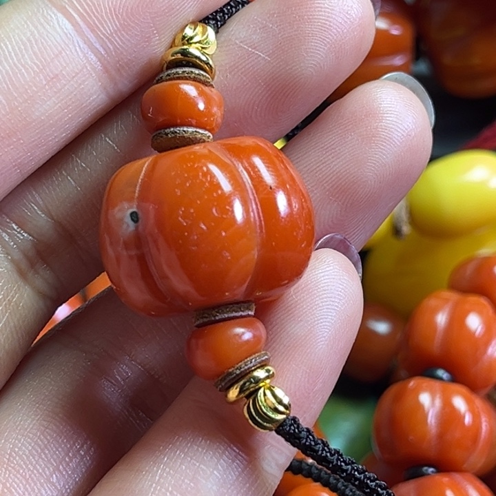 颈饰玻璃?****)琉璃……………..