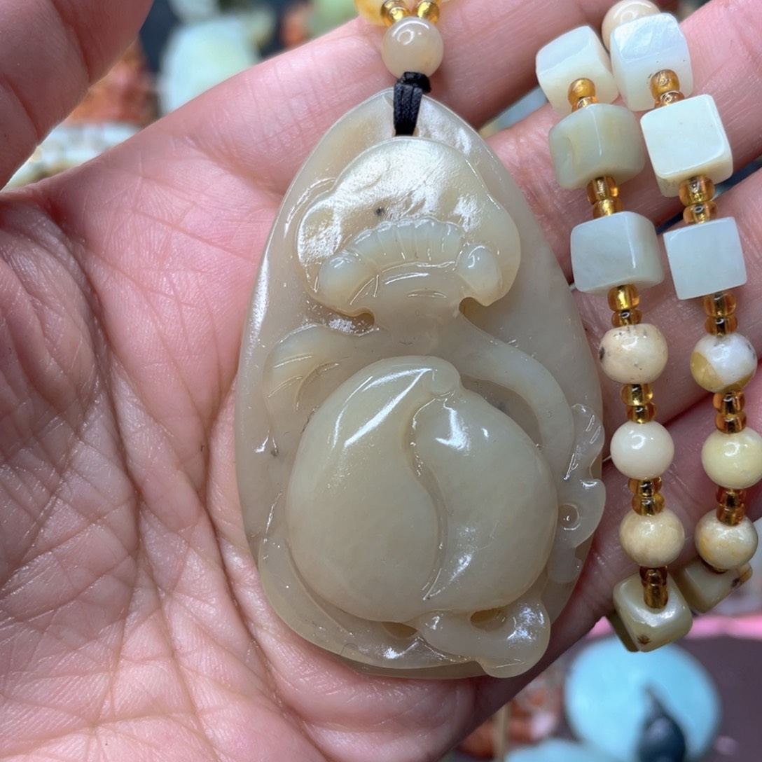 蛇纹石玉颈饰未镶嵌