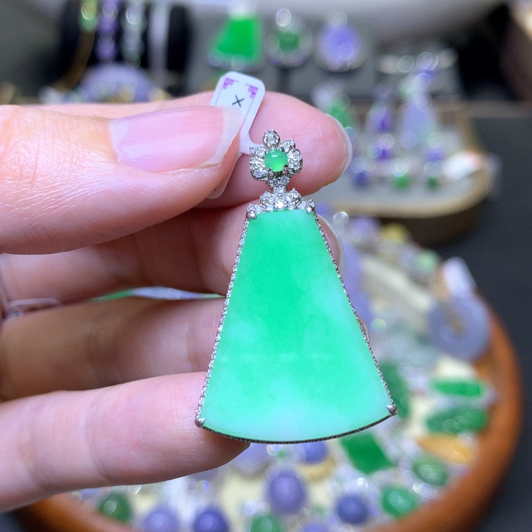 【闪购商品】翡翠颈饰18K金镶嵌翡翠吊坠项链