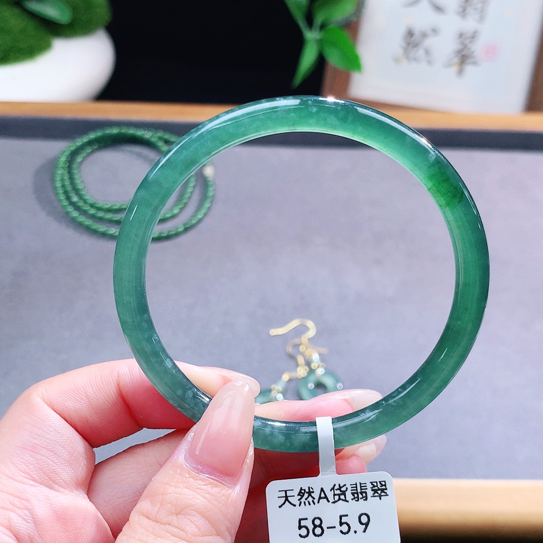 翡翠手镯（圆镯）未镶嵌