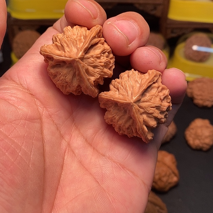 冬***文玩核桃吊坠35尺，左右，三棱