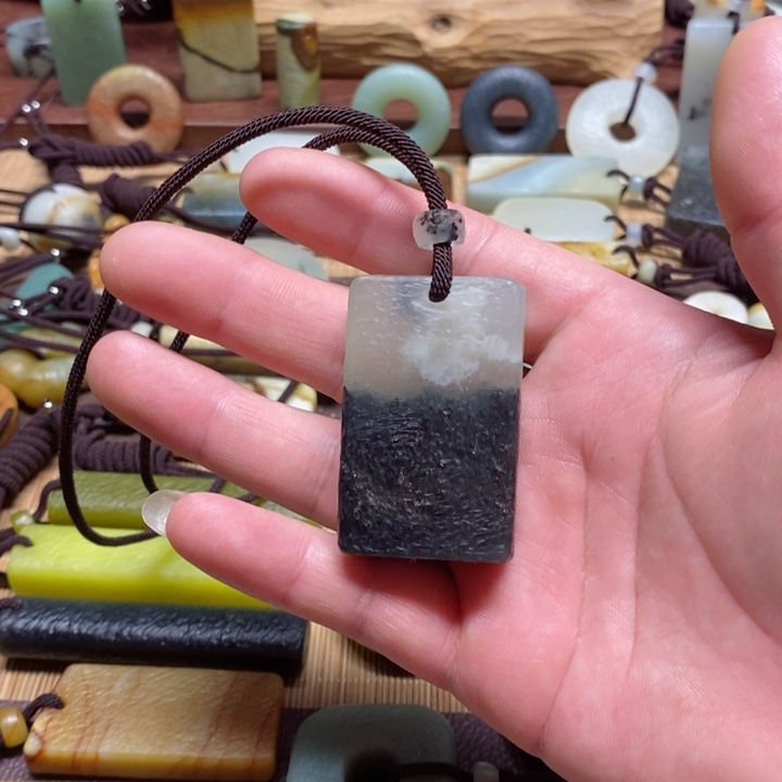 蛇纹石玉挂件未镶嵌屋****菲