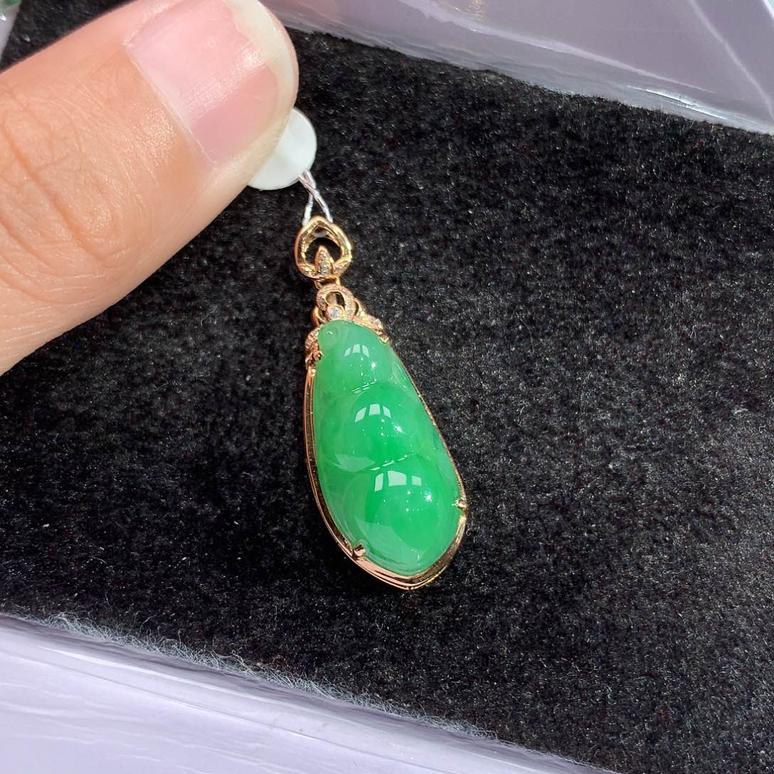翡翠吊坠(赠链)18K金镶嵌