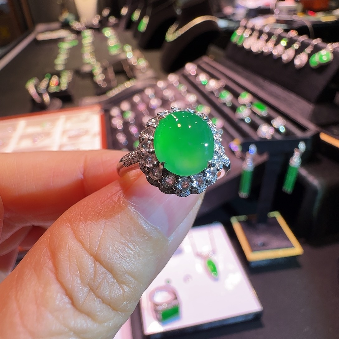 翡翠18K金镶嵌戒指