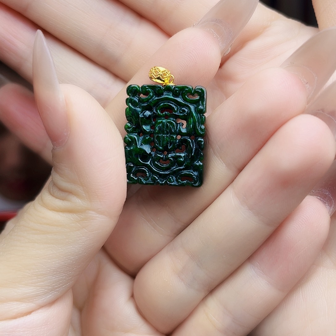 翡翠18K金镶嵌颈饰吊坠