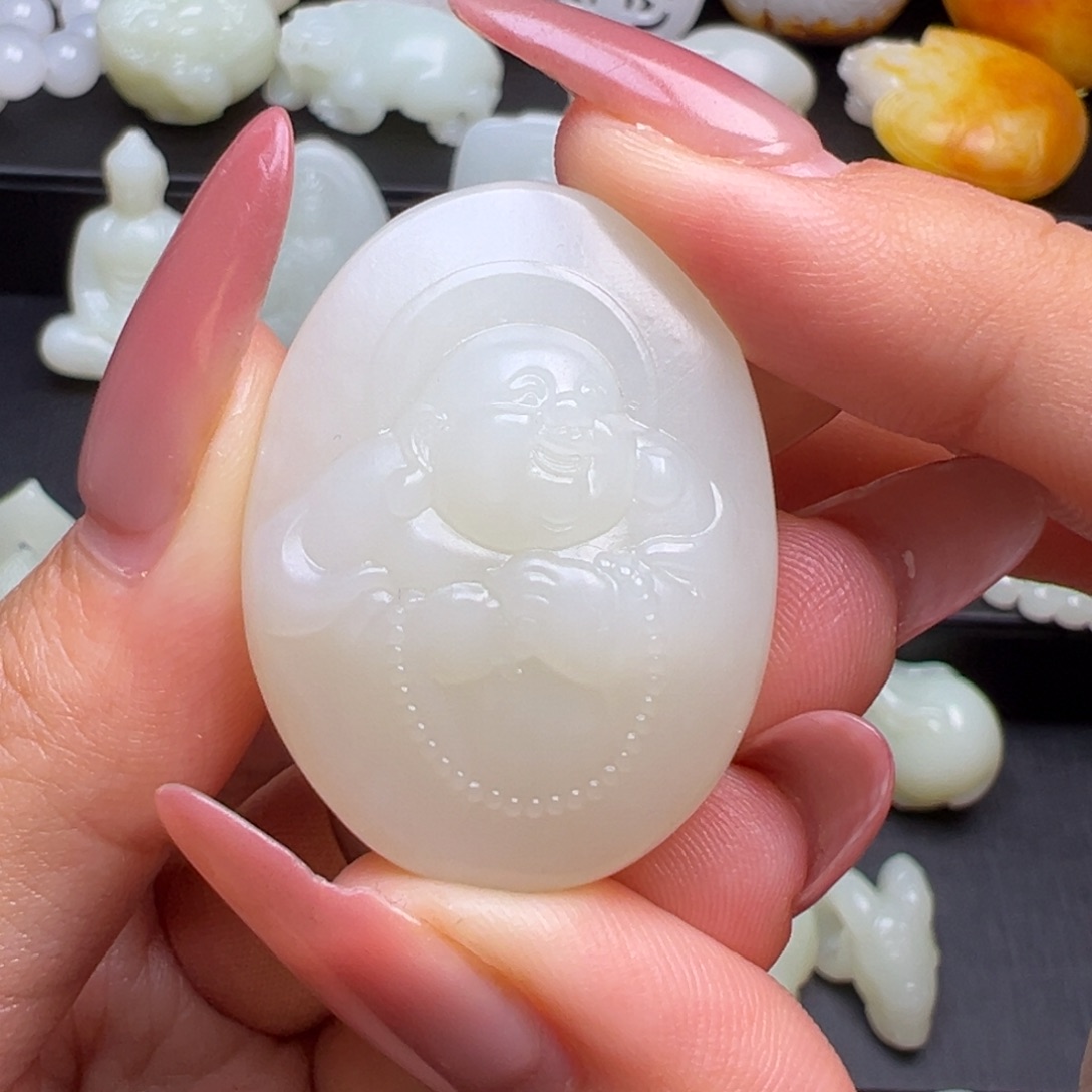 与***随和田玉未镶嵌颈饰