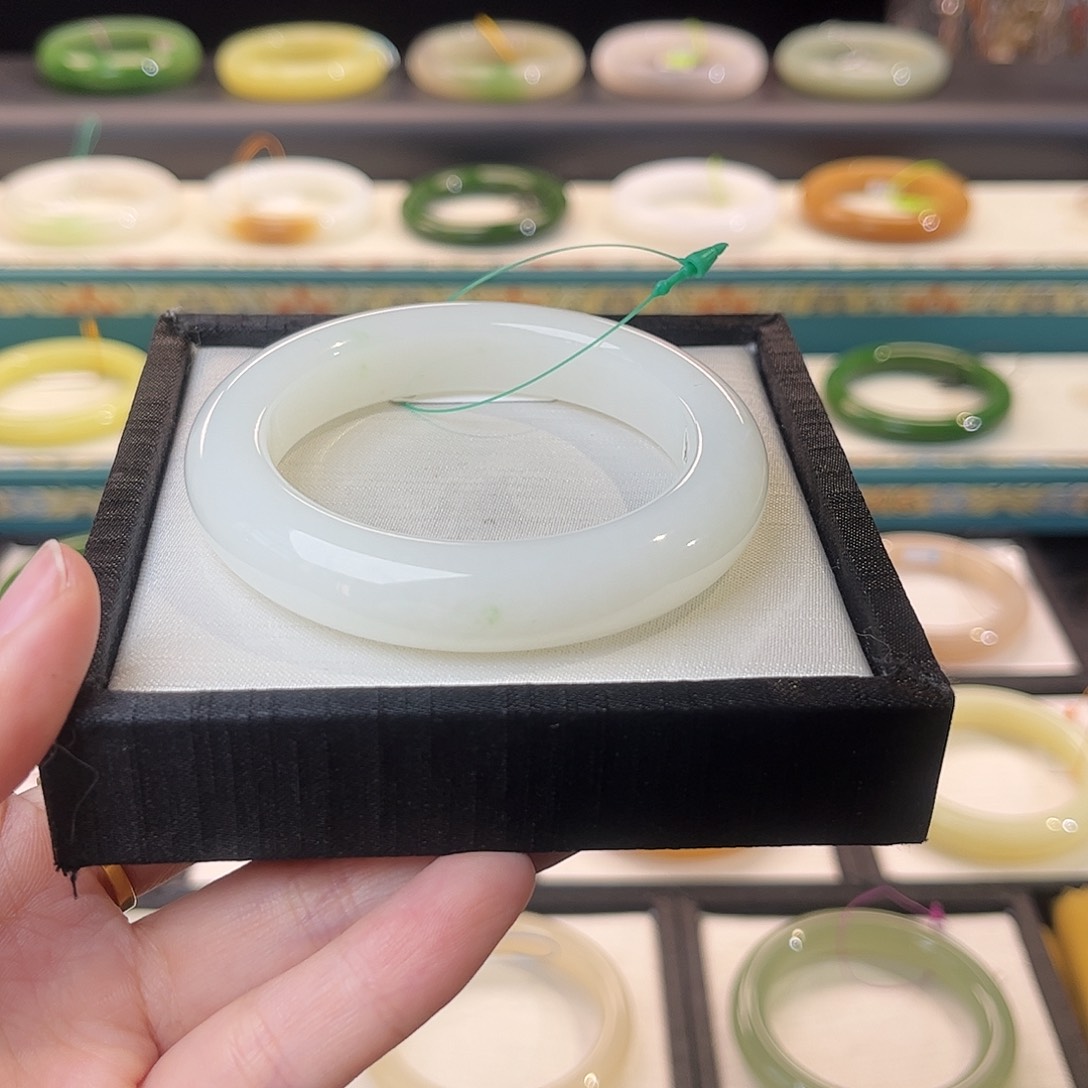 和田玉手镯未镶嵌 俄白点翠