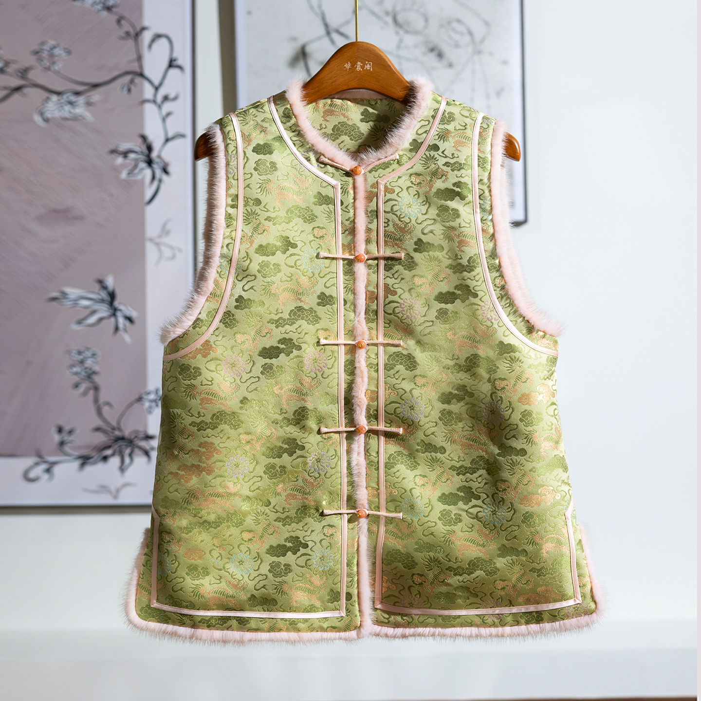 华裳格新中式上久楷织金舞狮滚绣球宋锦拼貂夹驼绒国风马甲HS1830