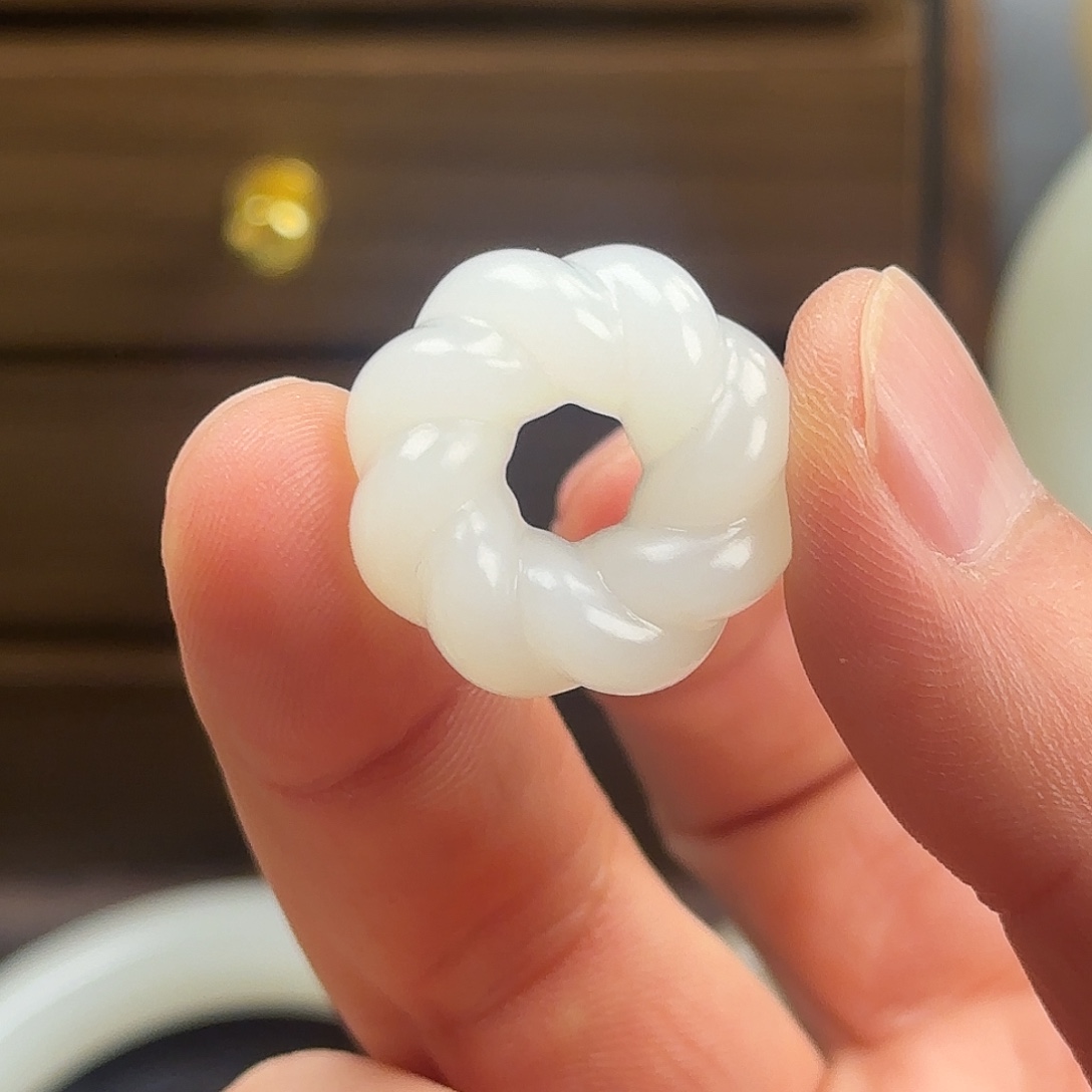 晚***日和田玉未镶嵌颈饰