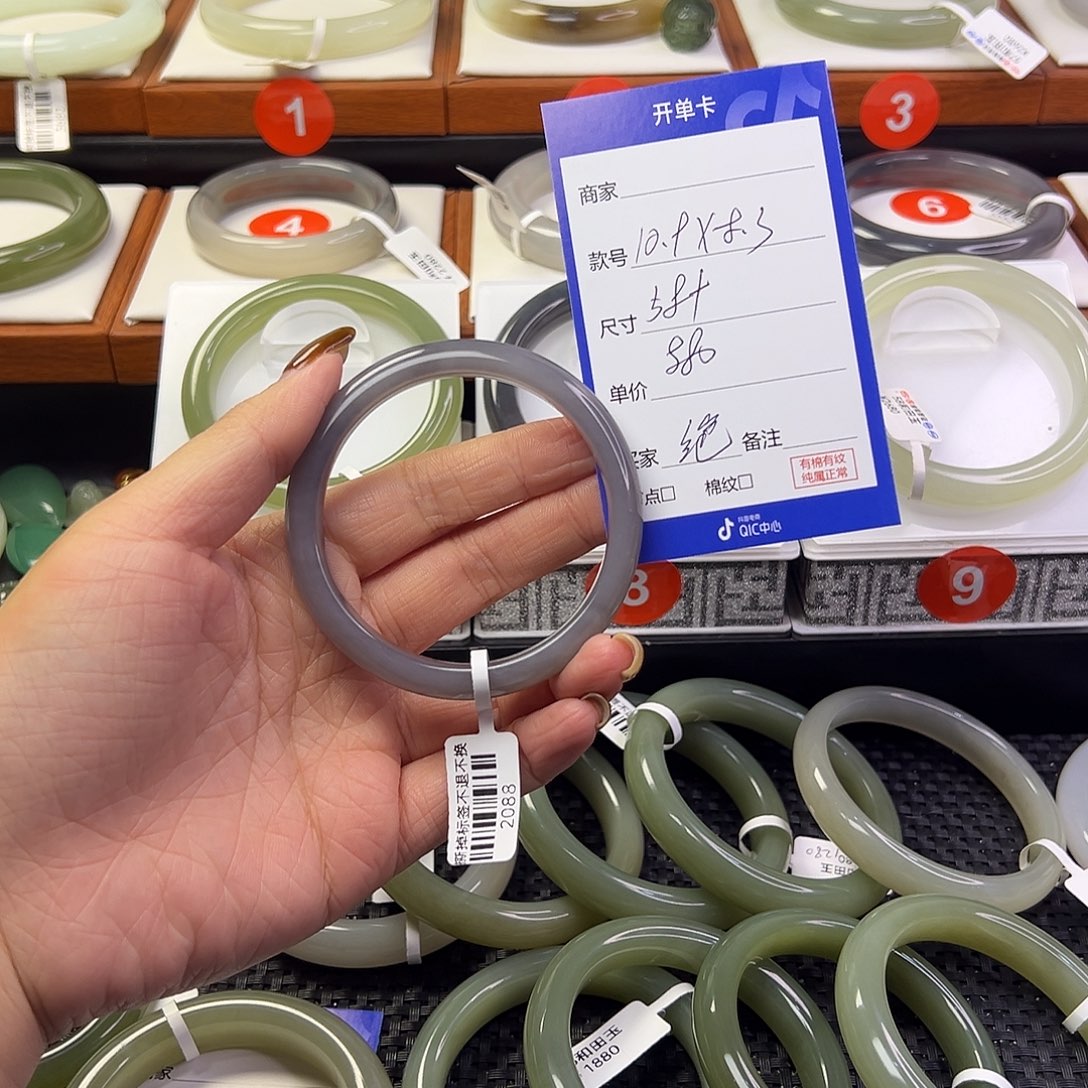 绝***r和田玉未镶嵌手镯