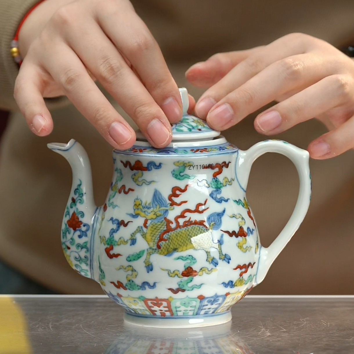 斗彩海兽纹执壶 