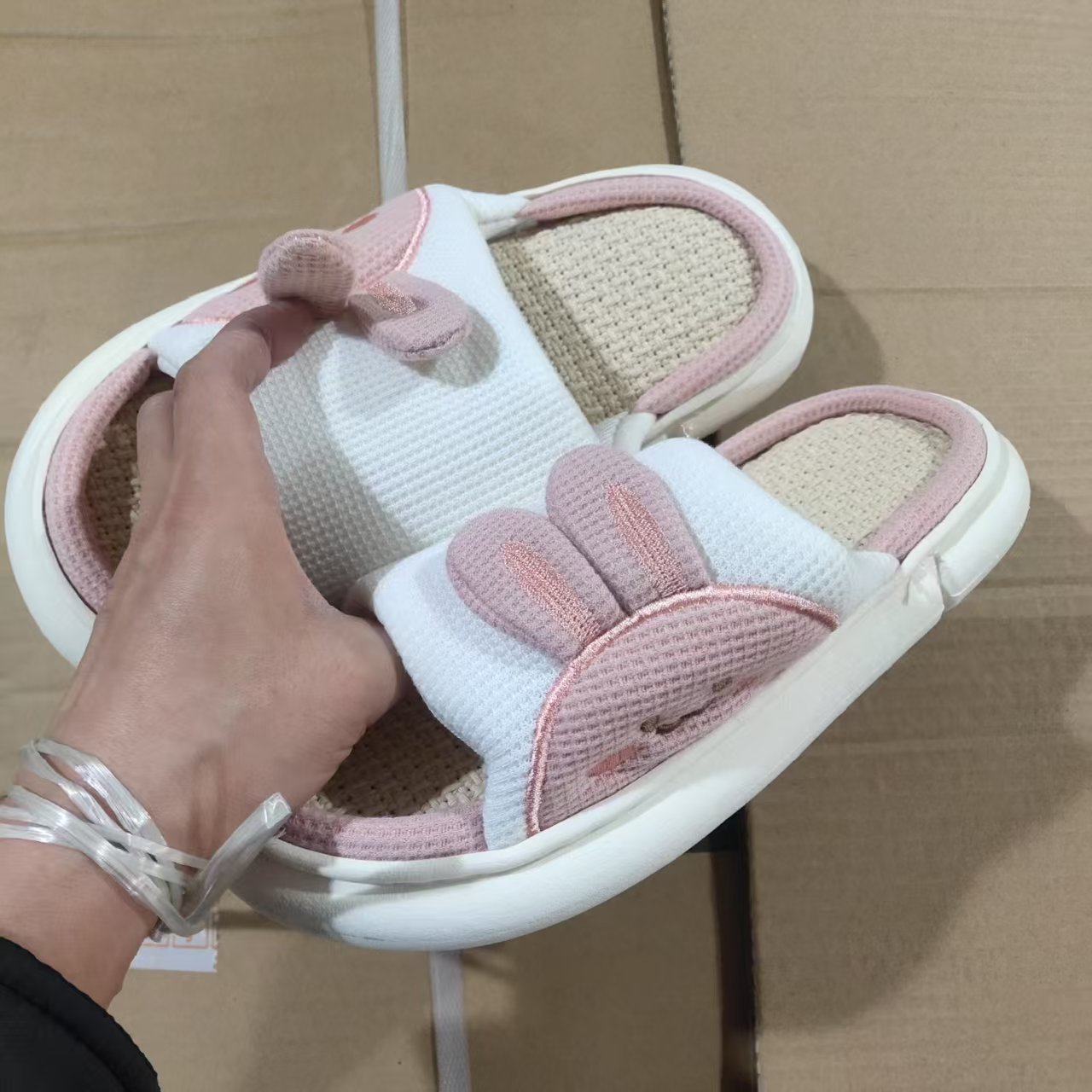 超轻踩屎感！防滑防水静音鞋底 粉色兔子款