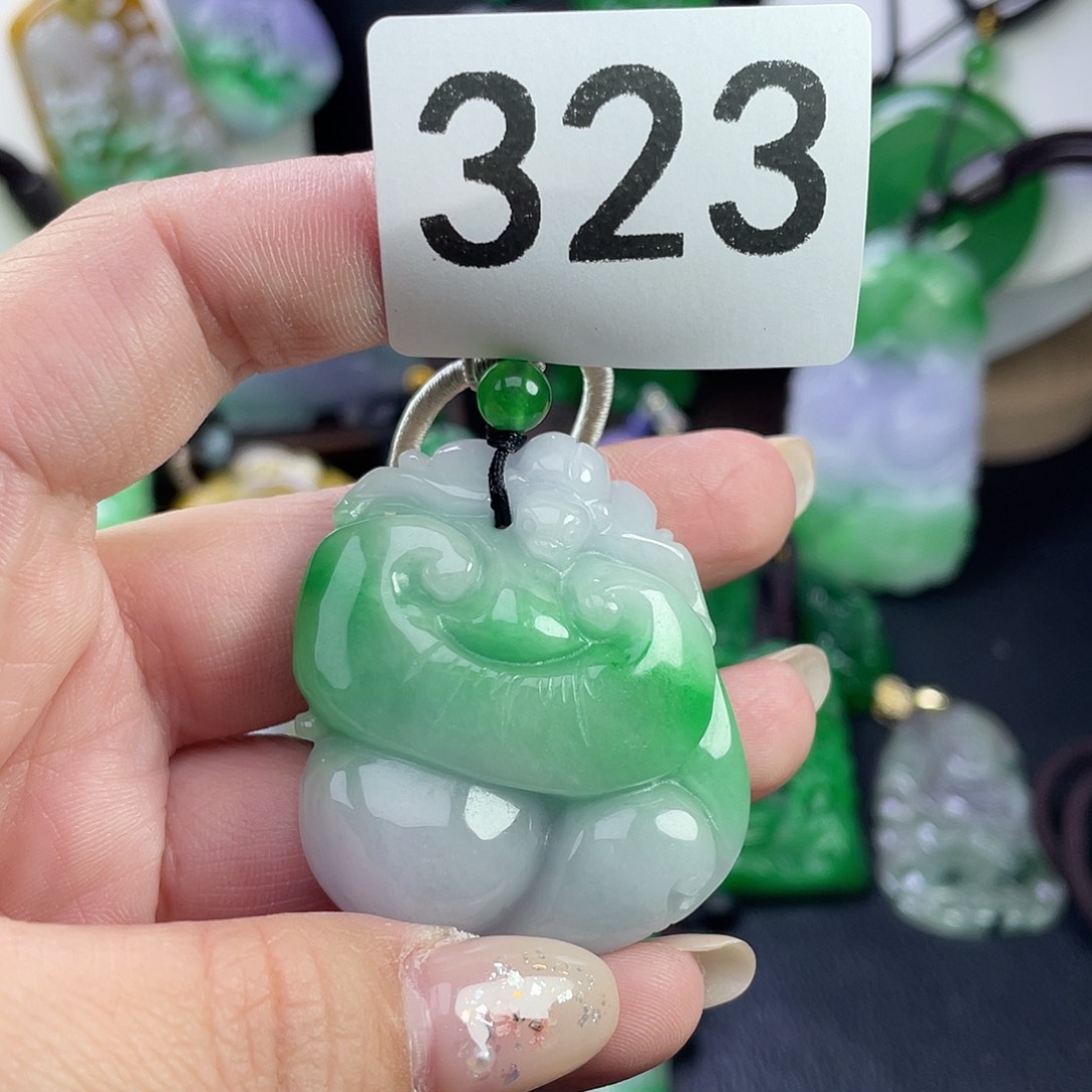 翡翠未镶嵌吊坠(赠链)