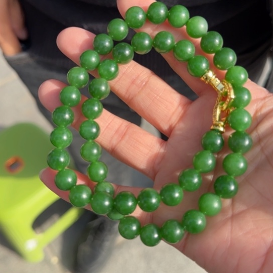 和田玉颈饰未镶嵌俄罗斯卡10冰辣阳绿无黑点，藏加收级