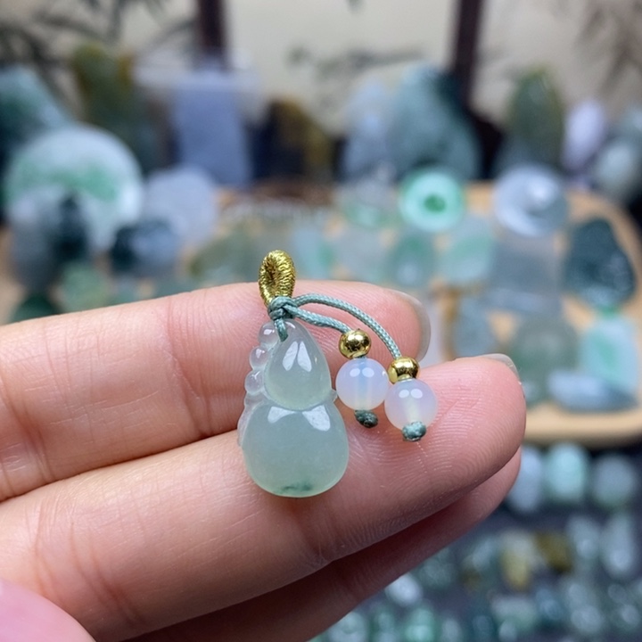 翡翠未镶嵌颈饰葫芦