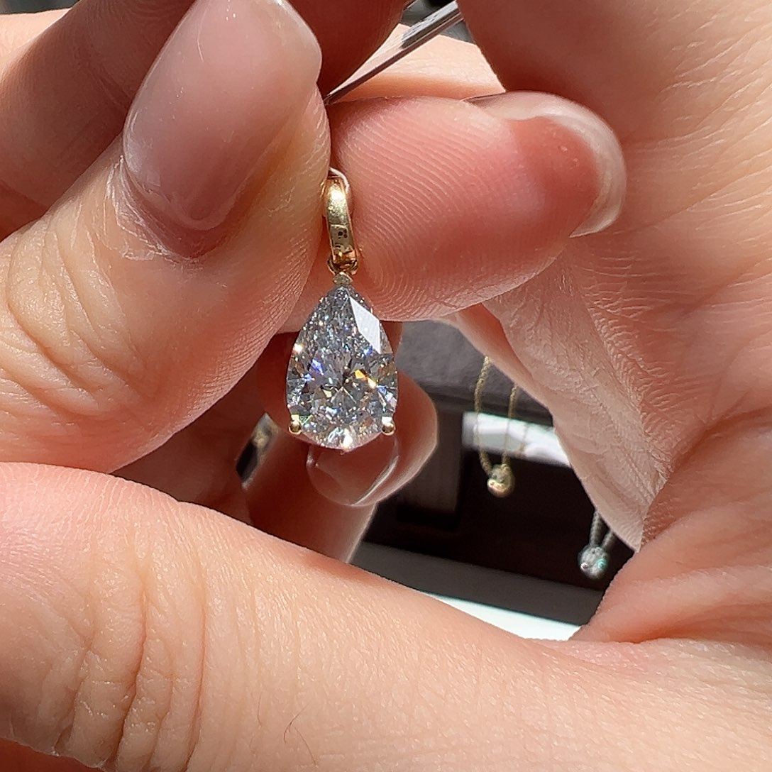 18K金镶嵌吊坠实验室培育钻石1.6 克拉孤品放漏