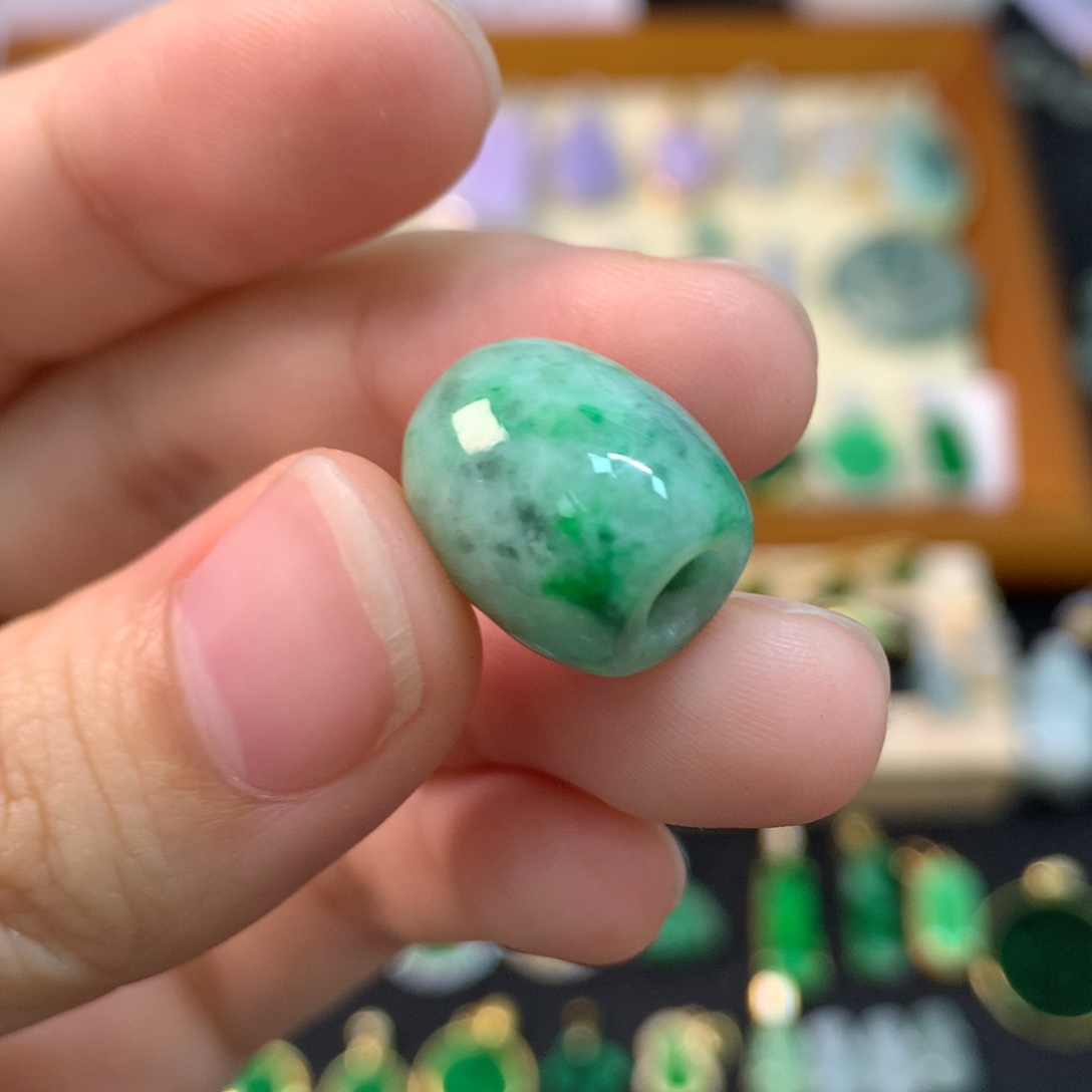 翡翠未镶嵌颈饰路路通有纹裂