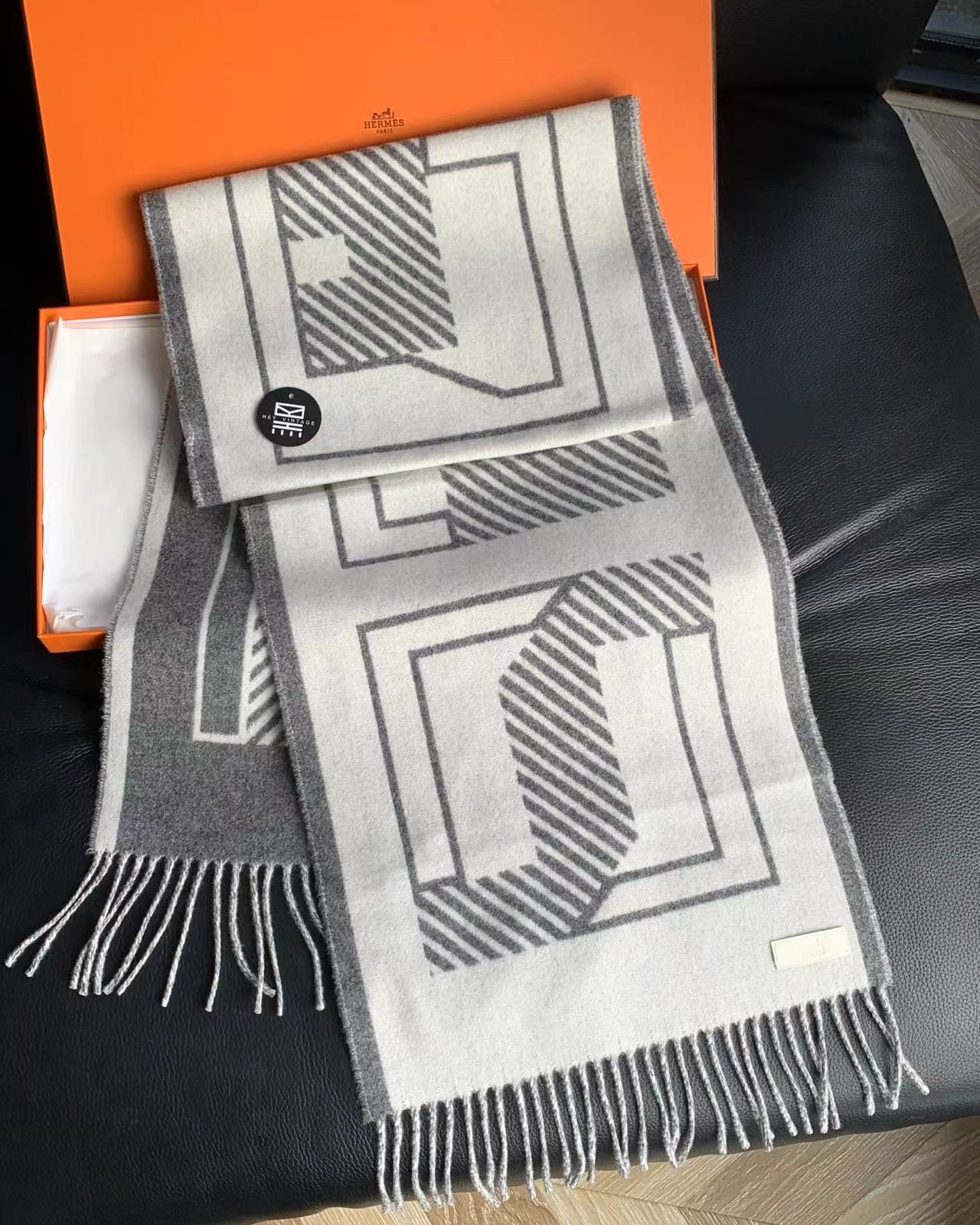 未使用 Hermes/爱马仕 灰色方块字母骑装羊绒围巾  17602474