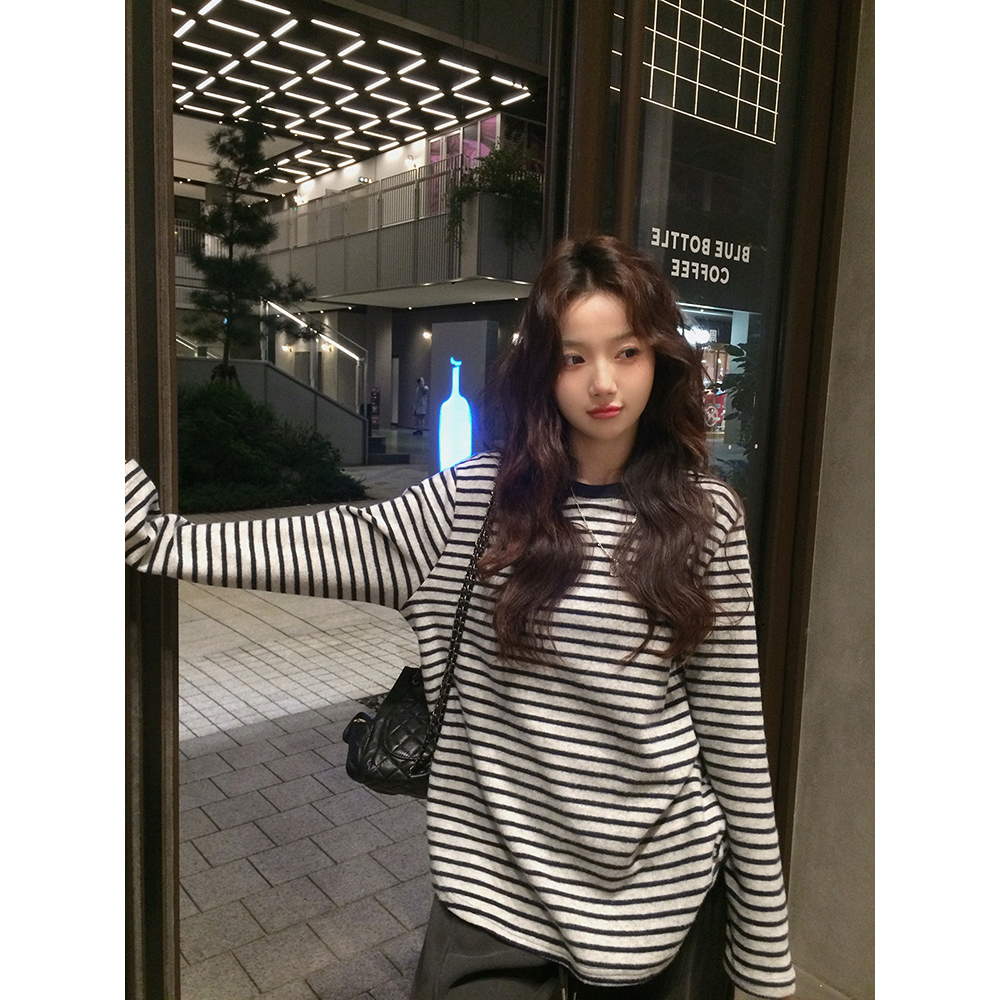 张贝贝 灰调懒条 长绒棉 弧形下摆绒感针织条纹t