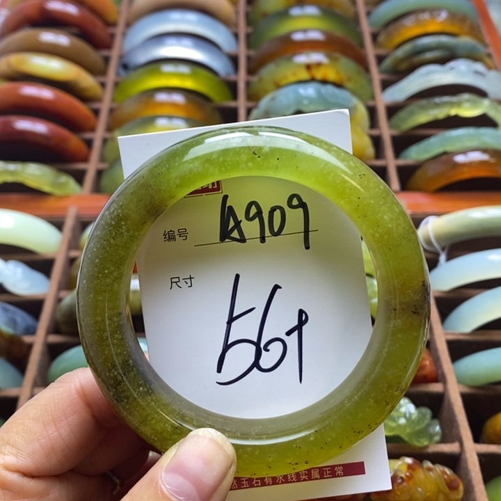 蛇纹石玉手镯未镶嵌